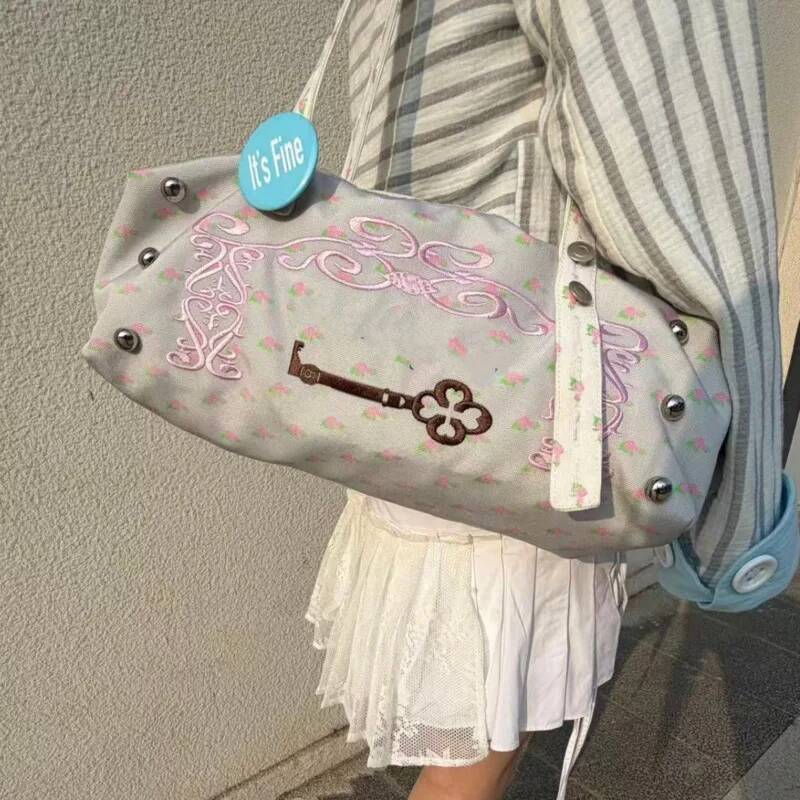 Women Accessories Images - حقيبة سفر كبيرة السعة للنساء، موديل